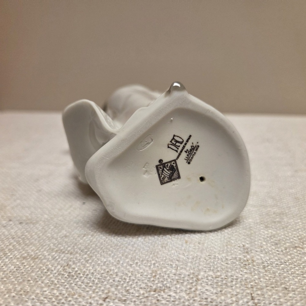 Lladro #1110 Nao "How Pretty"  Figurine Excellent Used Condition No Box - Picture 5 of 5
